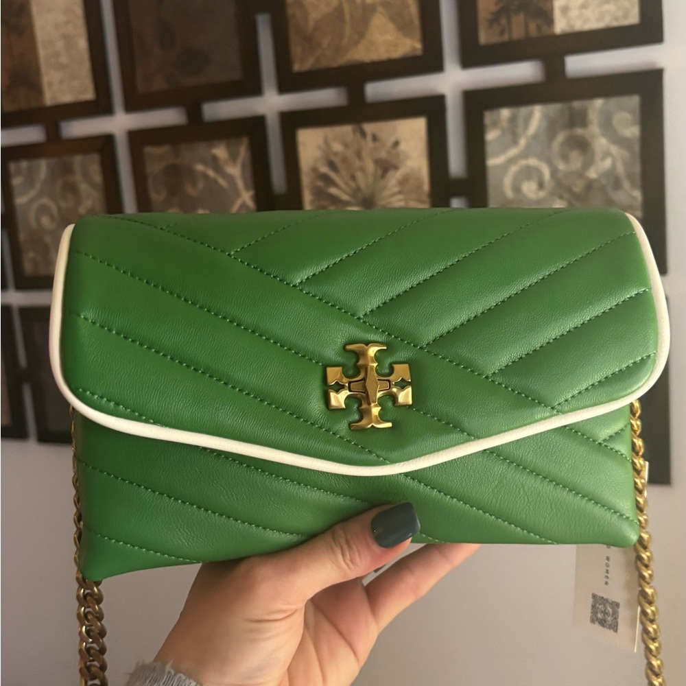 Tory Burch Green Quilted Crossbody with White Trim and Gold Logo - Picture 13 of 15
